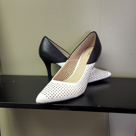 CATO Women's 8.5 Cream and Black Pumps - Picture 8 of 13